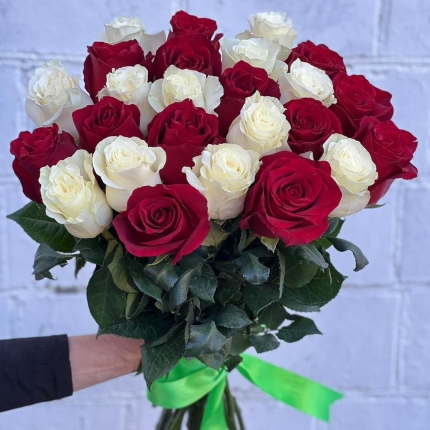 Букет «Баланс» из красных и белых роз - купить с доставкой в по Муслюмово