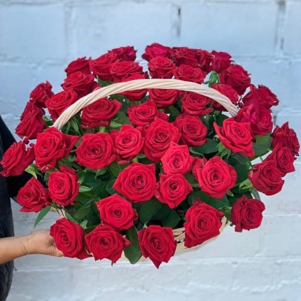 Корзинка "Моей королеве" из красных роз с доставкой в по Муслюмово